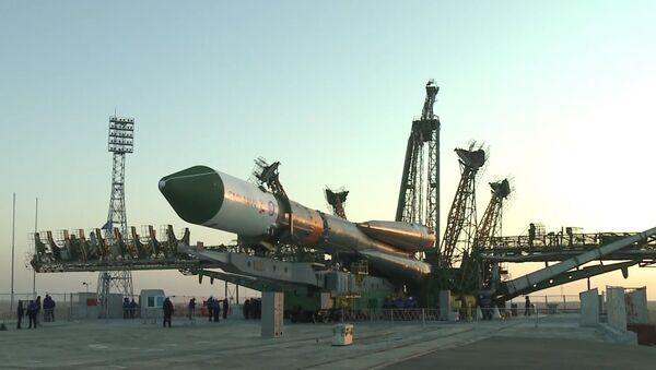 Nave Progress MS a bordo de um foguete Soyuz no cosmódromo de Baikonur no Cazaquistão - Sputnik Brasil