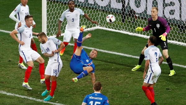 Football Soccer - England v Iceland - EURO 2016 - Round of 16 - Stade de Nice, Nice, France - 27/6/16Iceland's Ragnar Sigurdsson attempts an overhead kick - Sputnik Brasil