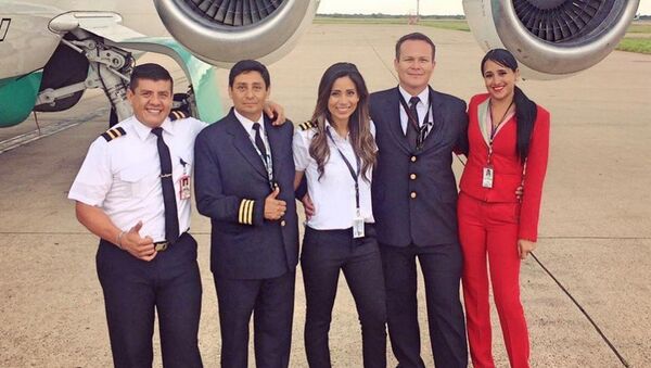 Ximena (de vermelho) com os colegas da tripulação do voo da Chapecoense - Sputnik Brasil
