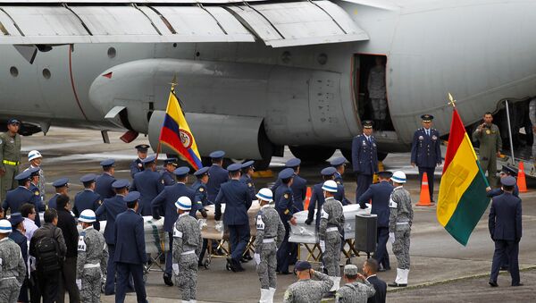 Corpos de vítimas da Chapecoense são levados para aviões da FAB - Sputnik Brasil