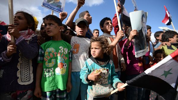 Os habitantes mais novos da Síria durante a entrega da ajuda humanitária - Sputnik Brasil