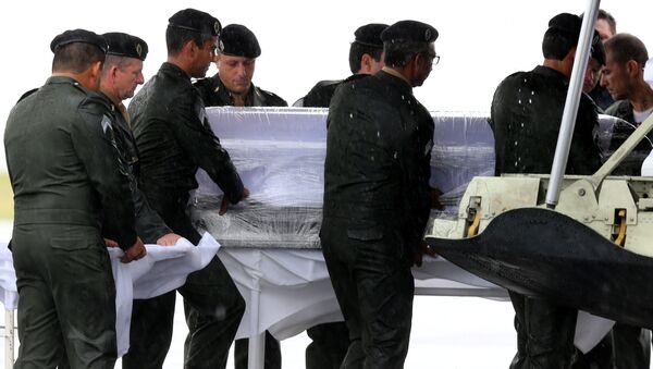 A retirada dos caixões com corpos das vítimas do acidente aéreo no aeroporto de Chapecó - Sputnik Brasil