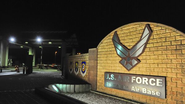 Logotipo na entrada da base militar aérea dos EUA na Alemanha Ramstein (Foto de arquivo) - Sputnik Brasil