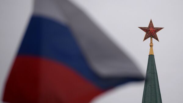 Pico do Kremlin e bandeira russa na Praça Vermelha, em Moscou, Rússia - Sputnik Brasil
