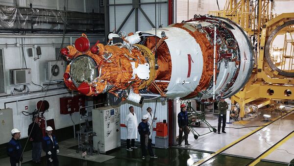 Especialistas preparam o terceiro aparelho espacial de sensoriamento remoto da Terra Resurs-P para lançamento no cosmódromo de Baikonur - Sputnik Brasil