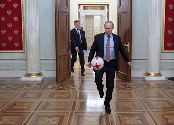 Presidente da Rússia, Vladimir Putin joga bola no Kremlin depois do encontro com presidente da FIFA, Gianni Infantino - Sputnik Brasil