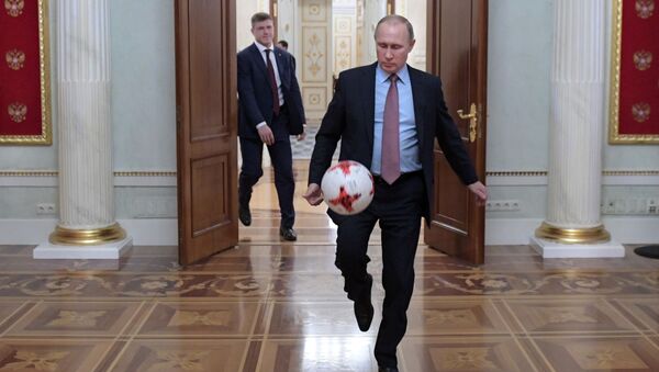 Presidente da Rússia, Vladimir Putin joga bola no Kremlin depois do encontro com presidente da FIFA, Gianni Infantino - Sputnik Brasil