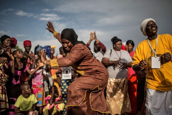 Partidários de Adama Barrow dançam durante comício político em Vélingara no Senegal - Sputnik Brasil