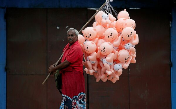 Vendedor de balões em uma das ruas de Colombo, Sri Lanka - Sputnik Brasil