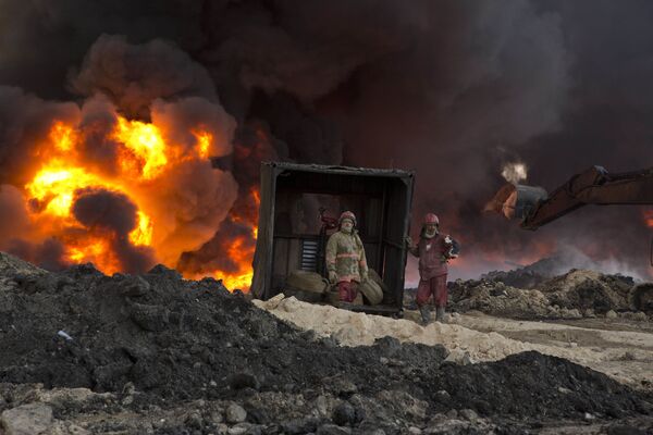 Bombeiros apagam petróleo incendiado em Mossul, Iraque - Sputnik Brasil