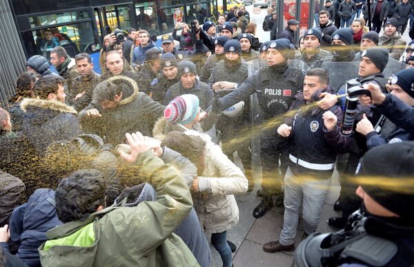 Polícia usa gás de pimenta contra manifestantes na capital da Turquia, Ancara - Sputnik Brasil