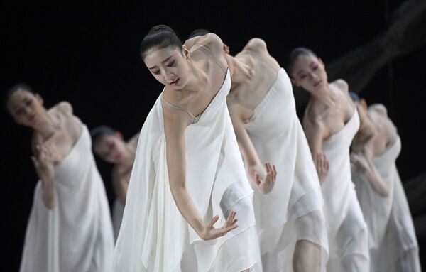 Bailarinas do ballet nacional chinês no palco em Londres - Sputnik Brasil