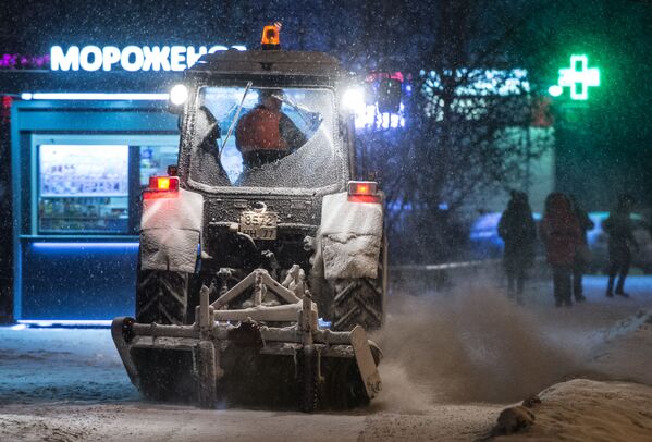 Recolha de neve em Moscou - Sputnik Brasil