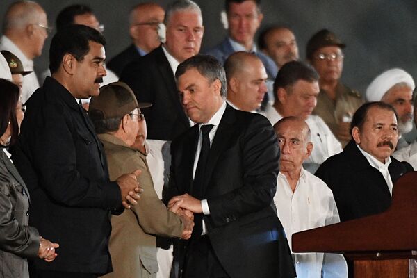 Presidente da Duma de estado, Vyacheslav Volodin com Raúl Castro durante comício em memória de Fidel Castro, líder cubano falecido em 25 de novembro - Sputnik Brasil