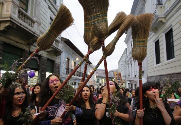 Mulheres com vassouras durante marcha contra violência de gênero em Quito, Equador - Sputnik Brasil