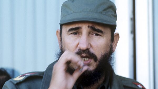 Fidel Castro é flagrado fumando no final da visita de Leonid Brezhnev a Cuba (foto de arquivo) - Sputnik Brasil