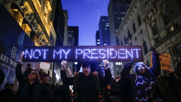 Demonstrantes protestam contra a eleiçao de Donald Trump como novo presidente dos EUA perante a Torre de Trump em Nova York, EUA, 12 de novembro de 2016 - Sputnik Brasil