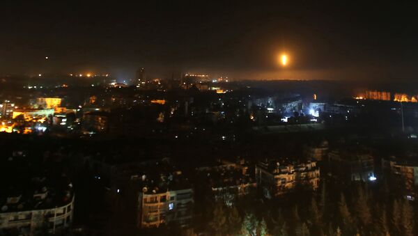 Cidade de Aleppo à noite durante lançamento de fogo pelas tropas sírias contra rebeldes na parte oriental da cidade, Síria, 5 de dezembro de 2016 - Sputnik Brasil