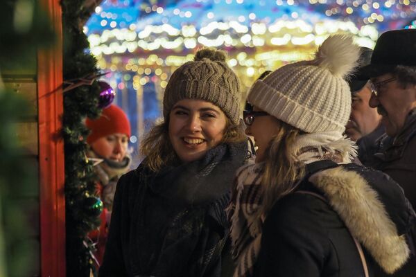 Visitantes da feira de Natal na Praça Vermelha, Moscou - Sputnik Brasil