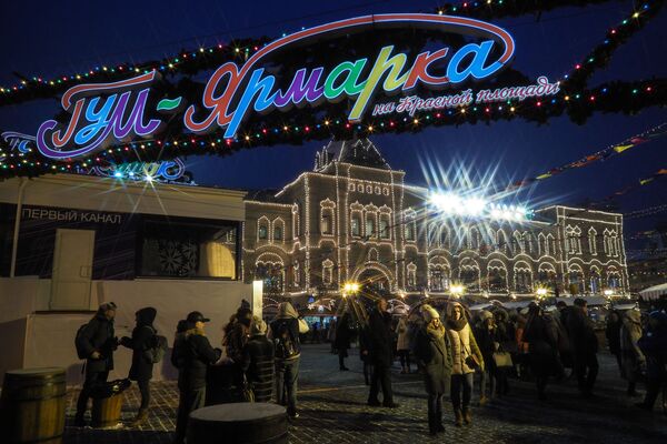 Feira natalina em frente ao shopping GUM, Moscou - Sputnik Brasil