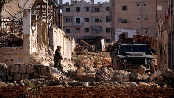 Um soldado russo se aproxima de um veículo militar no bairro de Hanono, controlado por forças governamentais de Assad, em Aleppo, na Síria, em 4 de dezembro de 2016 - Sputnik Brasil