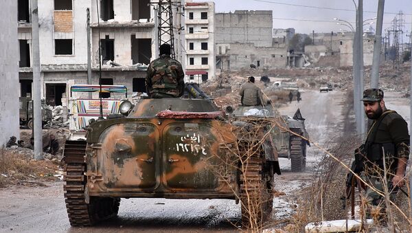 Forças pró-governamentais estabelecem um posto militar no bairro de Sakan al-Shababi, em Aleppo oriental, após o terem reconquistado aos rebeldes, em 2 de dezembro de 2016 - Sputnik Brasil