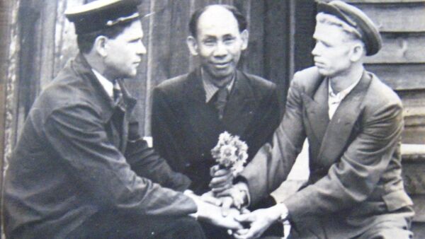 Li Fu Shan, um dos participantes vietnamitas da Grande Guerra Patriótica, junto aos seus companheiros - Sputnik Brasil