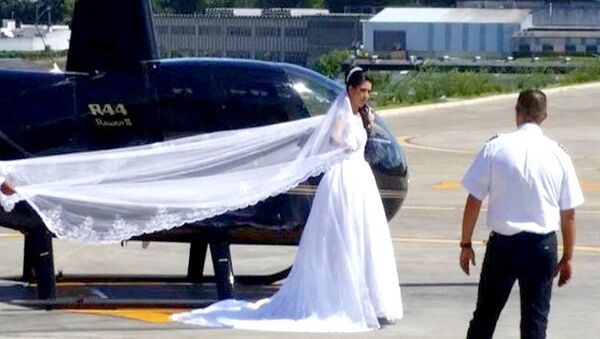 Rosemere vestida de noiva foi fotografada pelo piloto antes de embarcar no helicóptero que caiu - Sputnik Brasil