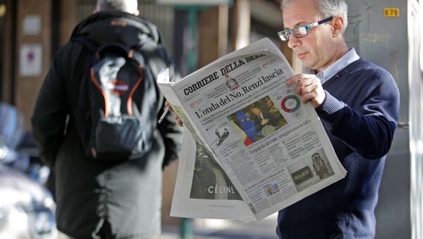 Um homem lendo o jornal italiano Corriere della Serra, em 5 de dezembro de 2016, após o fracasso do referendo - Sputnik Brasil