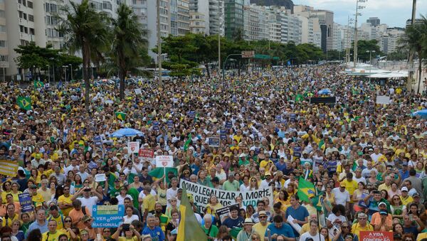 Manifestação na orla da praia de Copacabana, em defesa da Operação Lava Jato - Sputnik Brasil
