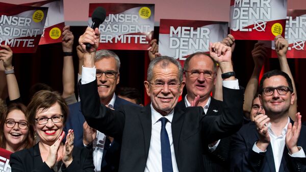 Então presidente eleito da Áustria, Alexander Van der Bellen celebra vitória com seus apoiantes em Viena, na Áustria, em 4 de dezembro de 2016 - Sputnik Brasil