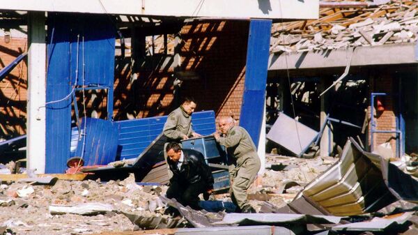 Trabalhadores limpam escombros de um centro de treinamento policial em Novi Sad, no norte da Iugoslávia, que foi destruída durante ataques aéreos da OTAN em 25 de março de 1999 (imagem de arquivo) - Sputnik Brasil