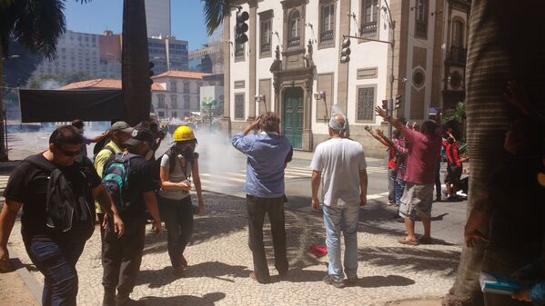 Polícia lança bombas de gás contra manifestantes e jornalistas - 06/12/2016 - Sputnik Brasil