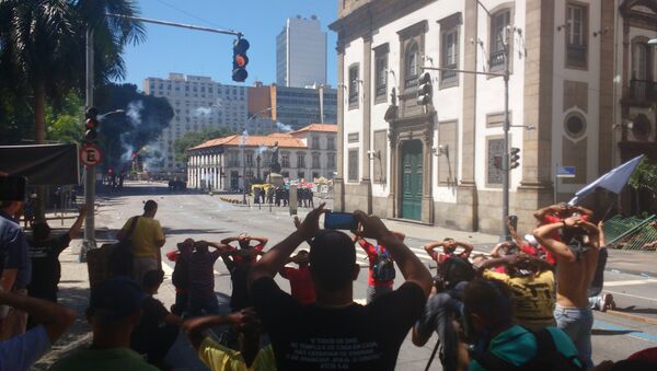 Polícia lança bombas enquanto manifestantes se ajoelham para mostrar que não querem violência - Sputnik Brasil