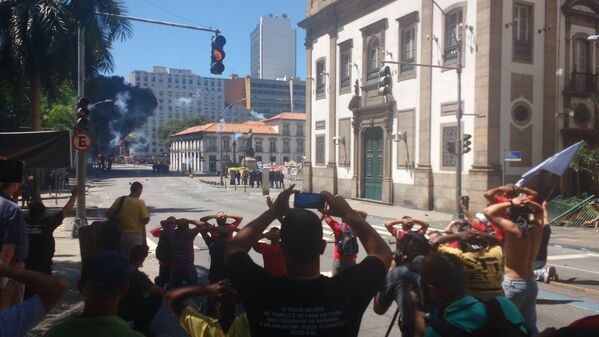Polícia lança bombas enquanto manifestantes se ajoelham para mostrar que não querem violência - Sputnik Brasil