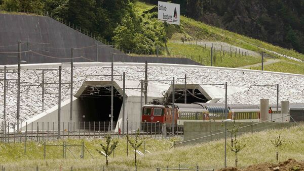 Suíça inaugura o túnel ferroviário mais longo do mundo - Sputnik Brasil