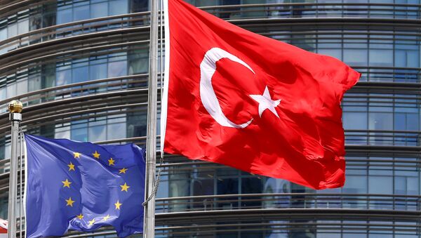 Bandeiras da Turquia e da União Europeia - Sputnik Brasil