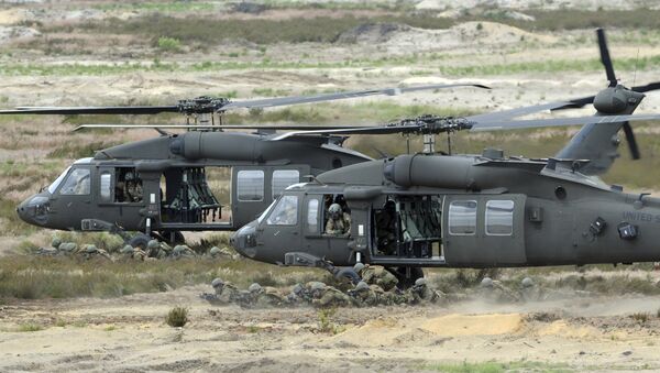Os helicópteros pretos do exército dos EU apoiam soldados durante o exercício 'Salto Nobre' da OTAN em uma escala de treinamento perto de Swietoszow Zagan, Polônia - Sputnik Brasil