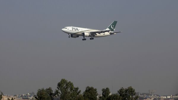 Um avião de passageiros Pakistan International Airlines (PIA) chega no aeroporto internacional de Benazir em Islamabad, Paquistão (foto de arquivo) - Sputnik Brasil