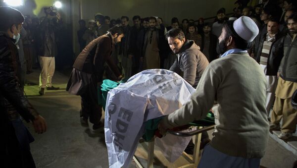 Voluntários ajudam a transportar corpos das vítimas do acidente aéreo da Pakistan International Airlines  para um necrotério em Abbottabad, no Paquistão - Sputnik Brasil