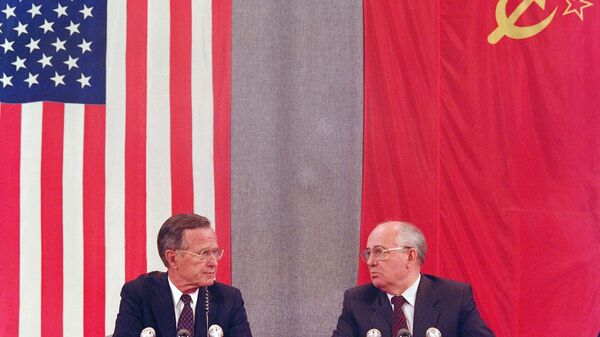 Presidente dos EUA, George Bush, e presidente da União Soviética, Mikhail Gorbachev - Sputnik Brasil