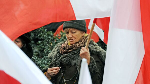 Polonesa segura uma bandeira do país. - Sputnik Brasil