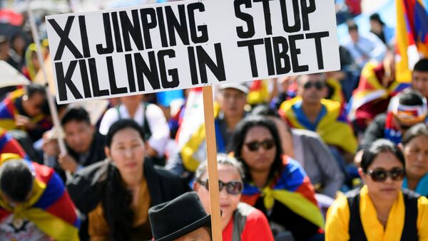 Manifestantes da comunidade tibetana na Europa com cartaz Xi Jinping, pare de matar no Tibete durante o protesto perante o edifício da ONU em Genebra, Suiça, 16 de setembro de 2016 - Sputnik Brasil