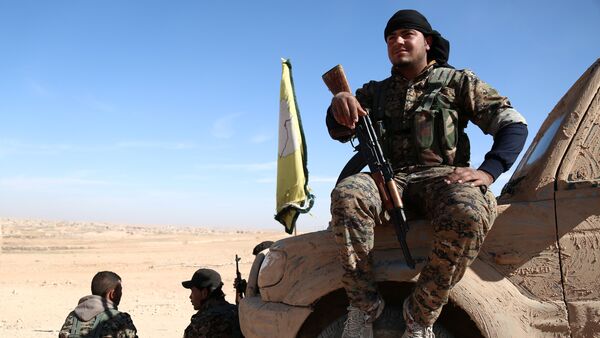 Combatente das Forças Democráticas da Síria (SDF) descansa ao norte de Raqqa - Sputnik Brasil