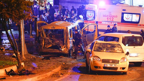 Carro-bomba explode próximo a estádio de futebol no centro de Istambul - Sputnik Brasil
