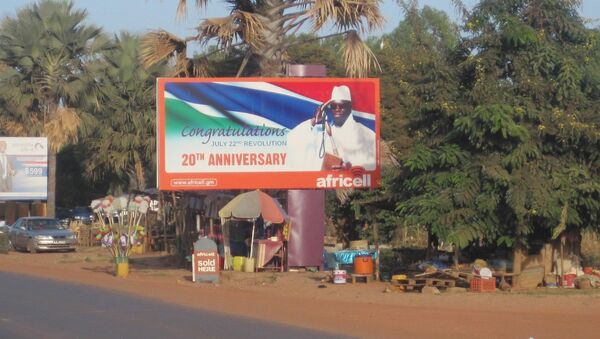 Outdoor com a imagem do atual presidente de Gâmbia, Yahya Jammeh, em Banjul - Sputnik Brasil