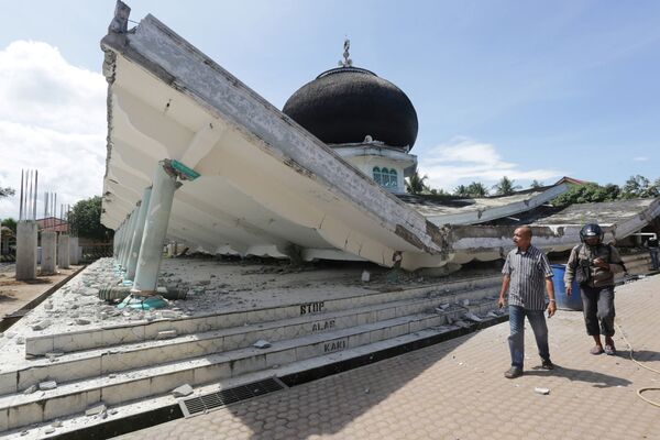 Mesquita destruída pelo tsunami na ilha de Sumatra - Sputnik Brasil