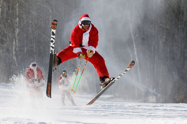 Esquiador vestido de Papai Noel, EUA - Sputnik Brasil