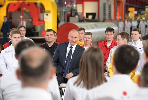Presidente da Rússia, Vladimir Putin, fala com trabalhadores de uma fábrica da cidade russa de Chelyabinsk - Sputnik Brasil