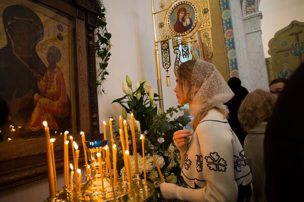 Modelo internacional russa, Natalia Vodyanova assiste a serviços religiosos na catedral russa em Paris - Sputnik Brasil